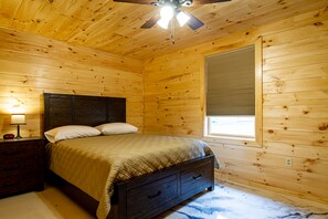 3 bedrooms, iron/ironing board, free WiFi, bed sheets - Cayuga Lake Cabins, Gorgeous Log Cabin home, Cabin C, fire pit, dog friendly (Ovid)