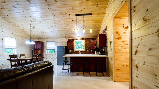 L’intérieur d’une cabine comprend une cuisine, un coin repas et un bar avec des tabourets.