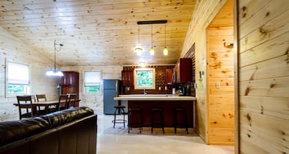 Cayuga Lake Cabins, Wunderschönes Blockhaushaus, Blockhaus C, Feuerstelle, hundefreundlich