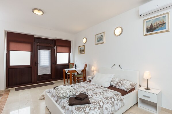 Iron/ironing board, WiFi, bed sheets - Apartments Dia - Studio Apartment with Terrace (Dubrovnik)