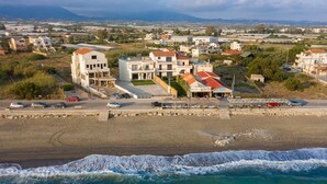 A coastal residential area with modern houses, a beach, and a view of the sea. - Studio with sea view (Kokkinos Pirgos)