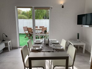 Standard Cottage | In-room dining