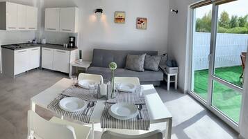 Casa de campo estándar | Área de sala de estar | Televisión de pantalla plana