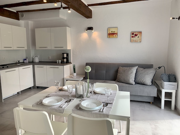 Standard Cottage | Living area | Flat-screen TV