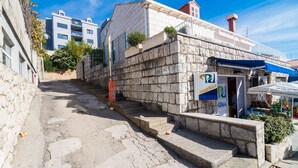 Un bâtiment en pierre avec une enseigne indiquant « Parker Market » et un escalier menant à une porte.