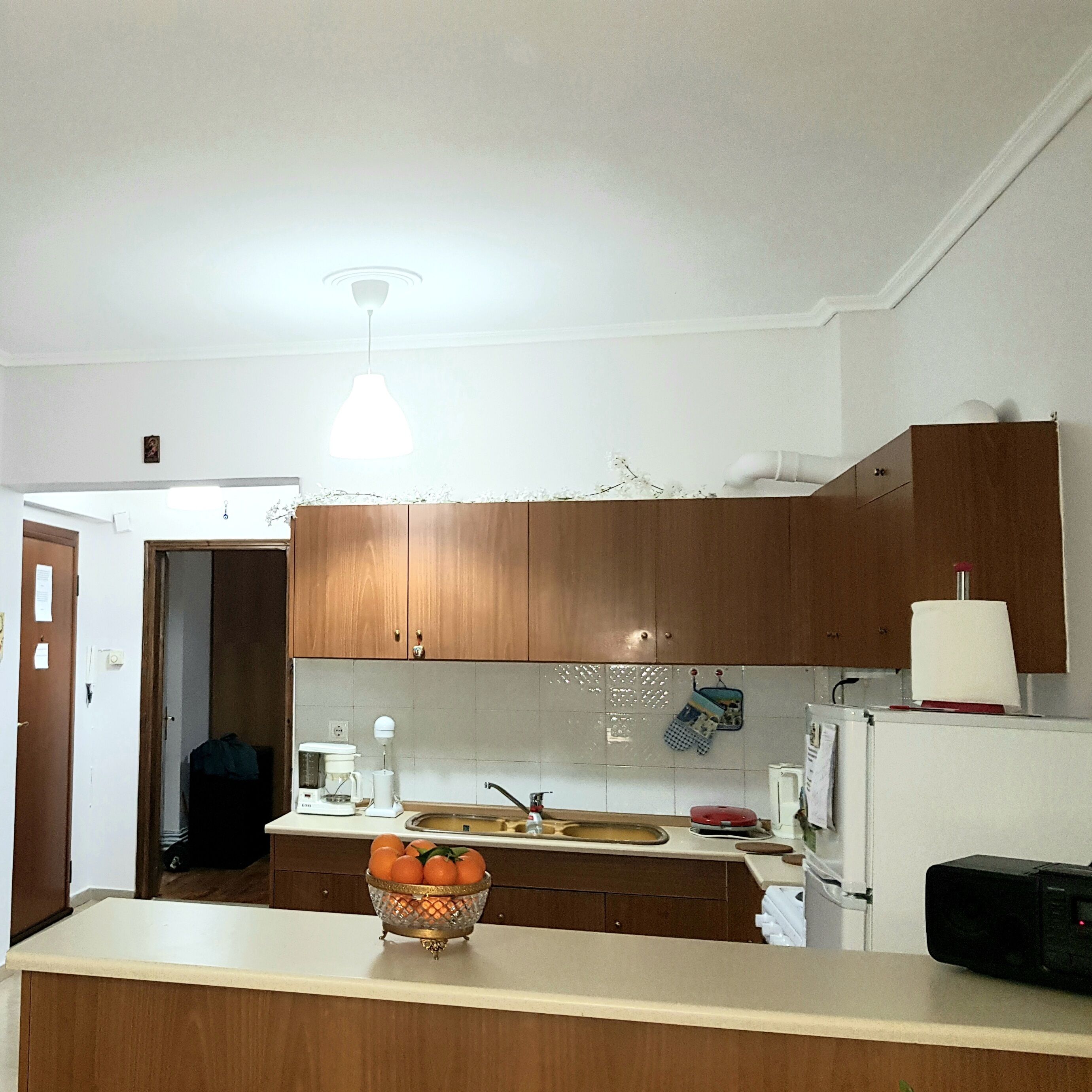 Kylskåp, mikrovågsugn, kaffe- och tebryggare och brödrost