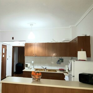 Kühlschrank, Mikrowelle, Wasserkocher mit Kaffee-/Teezubehör, Toaster