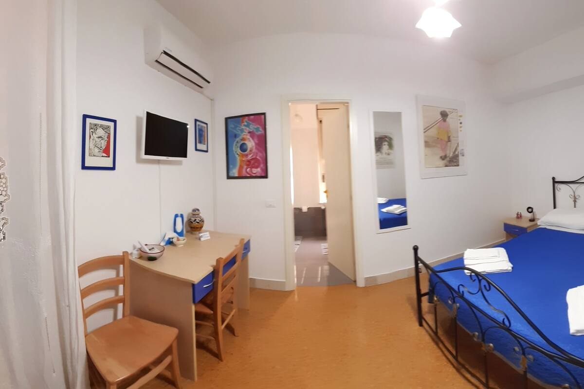 Desk, soundproofing, free cots/infant beds, free WiFi