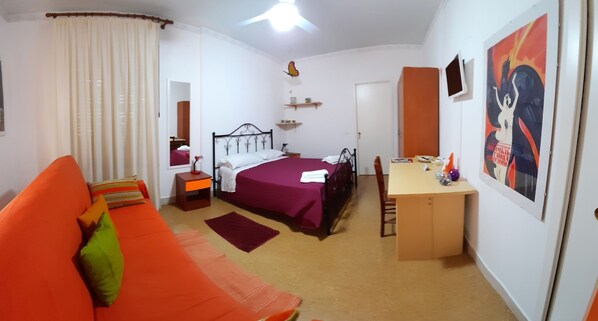 Desk, soundproofing, free cots/infant beds, free WiFi