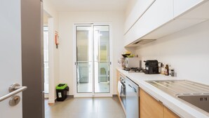 Una cocina moderna con lavavajillas, estufa y cafetera.
