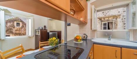 Fridge, oven, stovetop, dishwasher