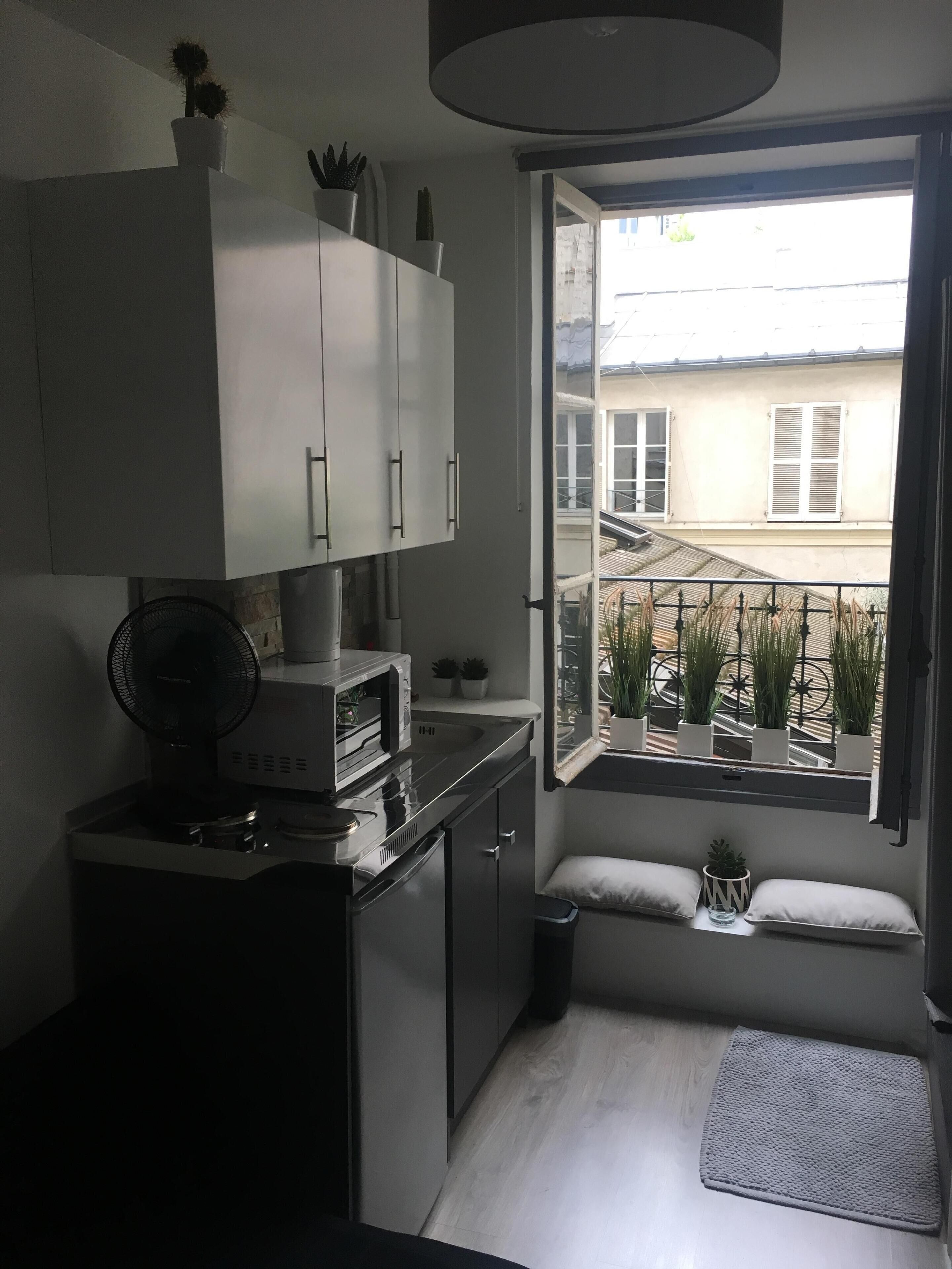 Frigorífico, microondas, placa de cocina y hervidor eléctrico