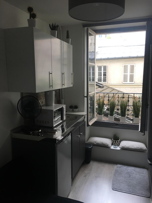 Fridge, microwave, stovetop, electric kettle