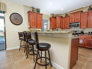 Talo | Yksityinen keittiö | Jääkaappi, mikroaaltouuni, uuni, liesi