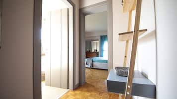 2 chambres, bureau, fer et planche Ă repasser, lit parapluie