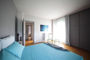 2 室のベッドルーム、デスク、アイロン / アイロン台、旅行用ベビーベッド