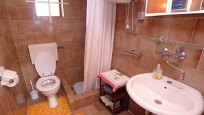 Apartment (1 Bedroom) | Bathroom | Shower, free toiletries, towels, soap