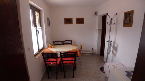 Fridge, oven, coffee/tea maker, cookware/dishes/utensils