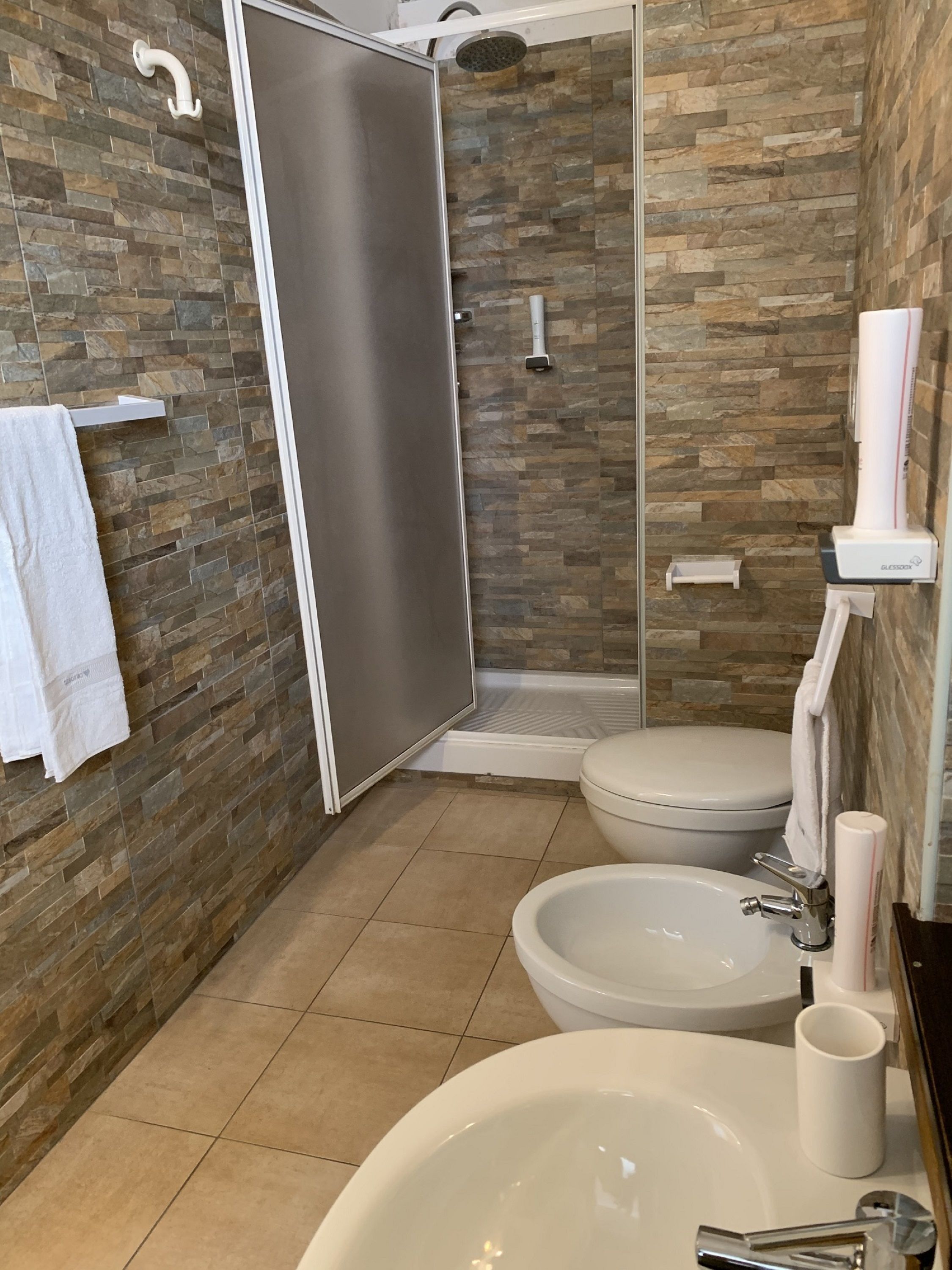 Doppia Deluxe | Bagno | Doccia, set di cortesia gratuito, asciugacapelli, bidet