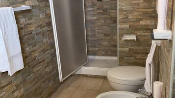 Doppia Deluxe | Bagno | Doccia, set di cortesia gratuito, asciugacapelli, bidet
