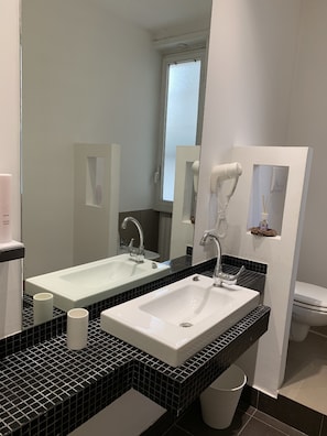 Triple Room | Bathroom sink - Guesthouse Piazza Istria (Rome)