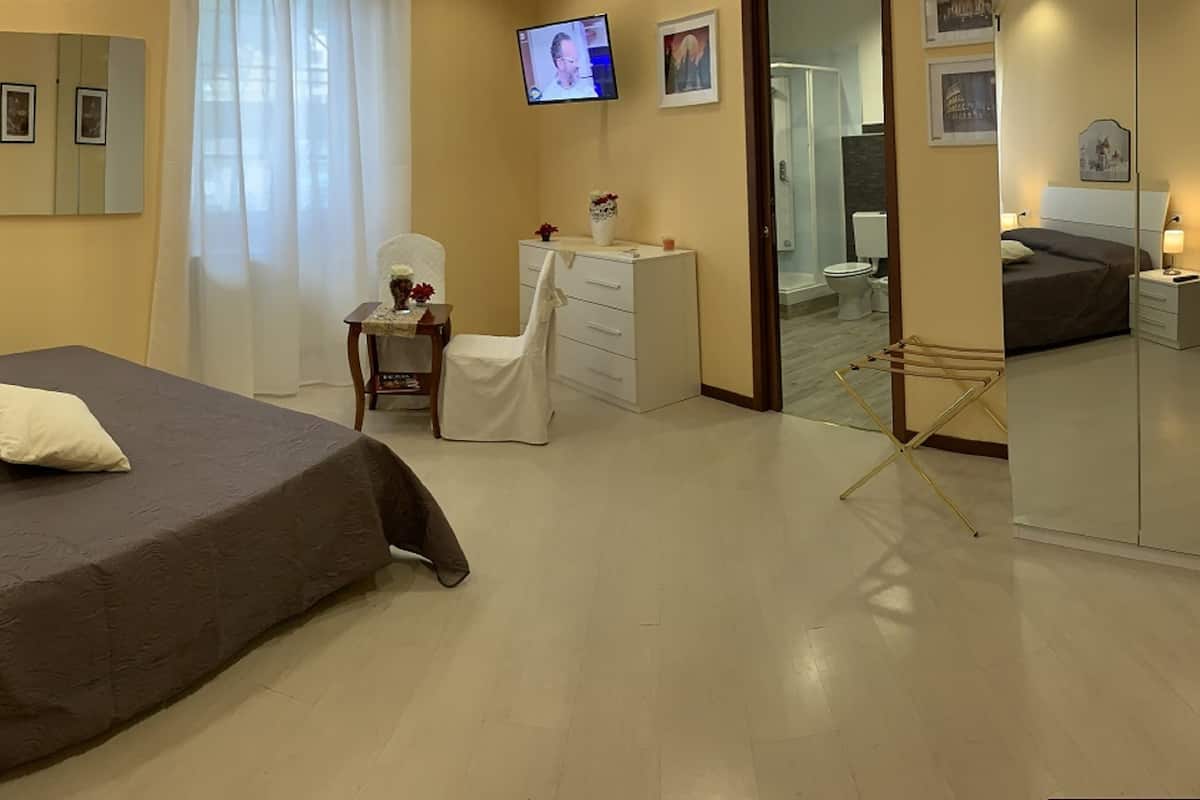 Suite | In-room safe, free WiFi, bed sheets