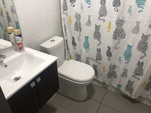 ซิตี้อพาร์ทเมนท์, วิวเมือง | ห้องน้ำ | ฝักบัวในอ่างอาบน้ำ, ไดร์เป่าผม, ผ้าเช็ดตัว, สบู่