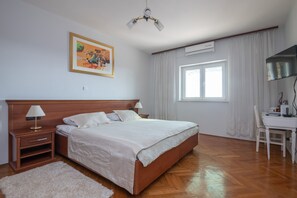 1 chambre, fer et planche à repasser, Wi-Fi, draps fournis