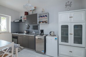 Fridge, oven, stovetop, dishwasher