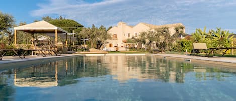 Piscina stagionale all'aperto, ombrelloni da piscina, lettini