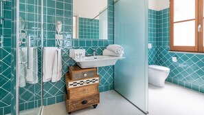 Deluxe-Studio (Locanda I) | Badezimmer | Dusche, Regendusche, kostenlose Toilettenartikel, Haartrockner
