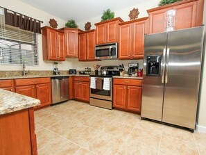 House | Private kitchen | Fridge, microwave, oven, stovetop - 6BR 6BA Pool Home in ChampionsGate (Davenport)