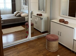 2 bedrooms, iron/ironing board, free internet, bed sheets