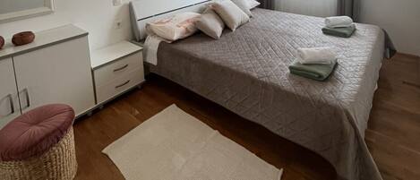 2 bedrooms, iron/ironing board, free Internet, bed sheets