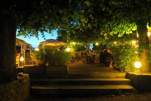 Bagian depan properti - sore/malam