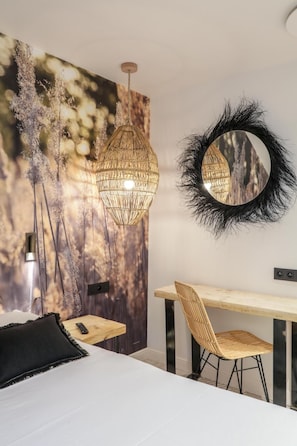 Yksilöllisesti sisustettu, yksilöllisesti kalustettu, työpöytä