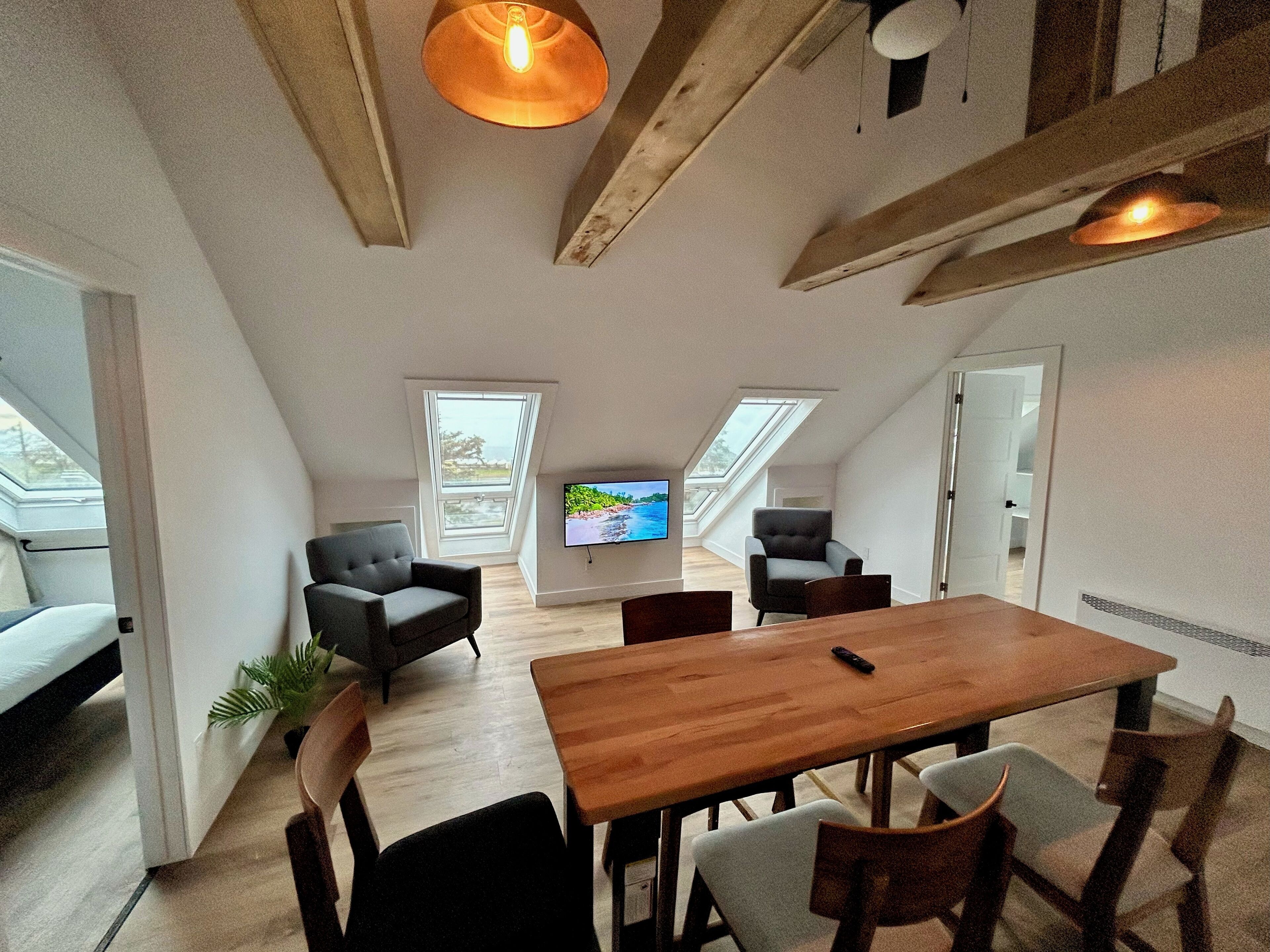 Appartement Signature | Aire de séjour | Téléviseur à écran plat de 27 po avec télévision par câble