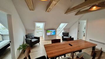 Appartement Signature | Aire de séjour | Téléviseur à écran plat de 27 po avec télévision par câble