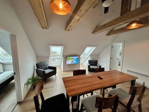 Signature-Apartment | Wohnbereich | 27-Zoll-Flachbildfernseher mit Kabelempfang, Streaming-Dienste