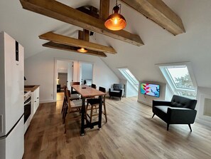 Signature-Apartment | Wohnbereich | 27-Zoll-Flachbildfernseher mit Kabelempfang, Streaming-Dienste