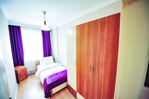 Escritorio, tabla de planchar con plancha, wifi gratis y ropa de cama