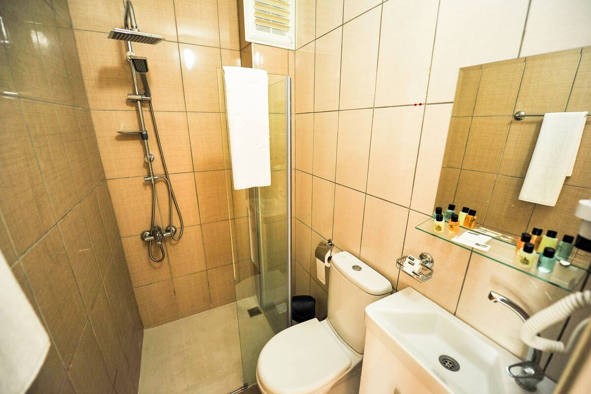 Dusche, Regendusche, kostenlose Toilettenartikel, Haartrockner