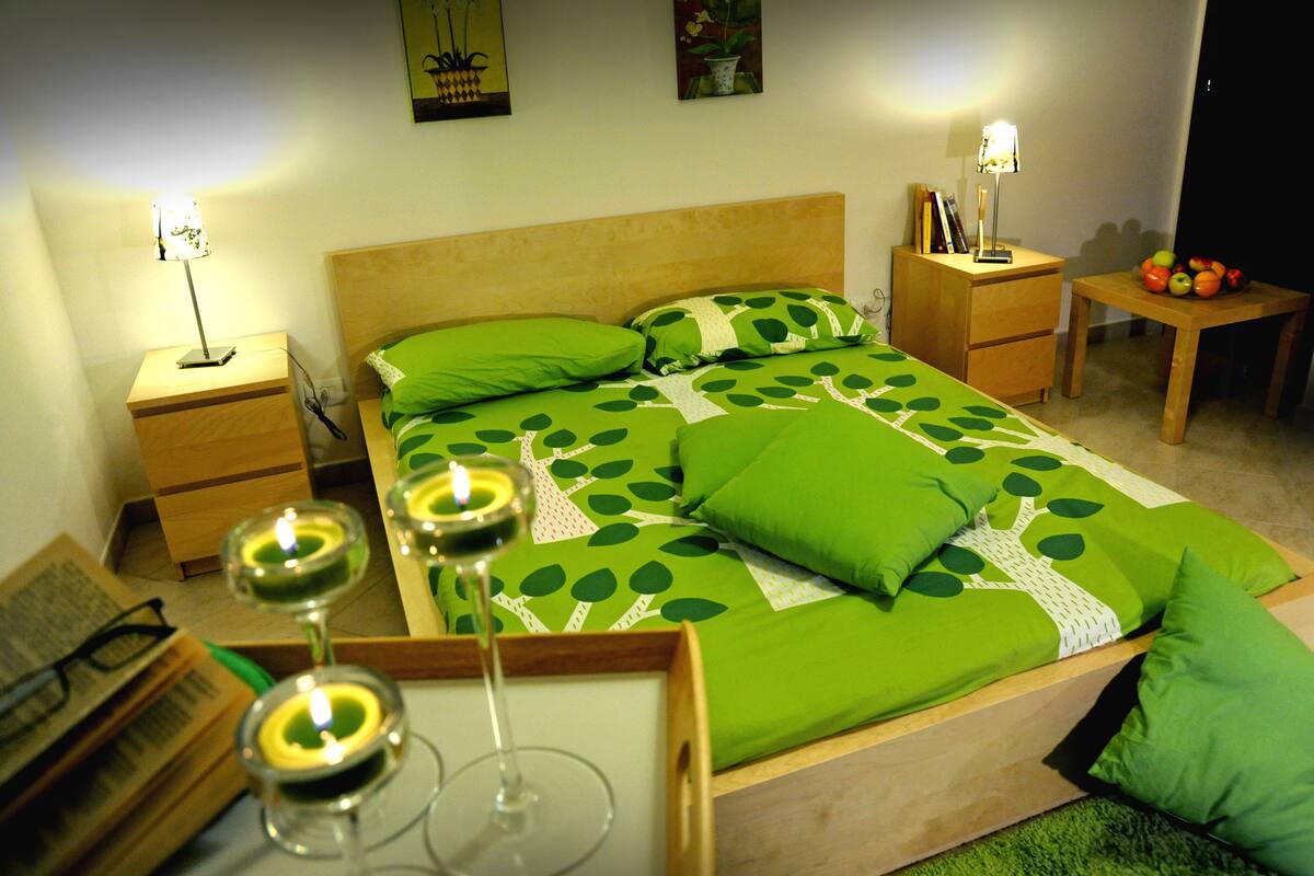 1 slaapkamer, een bureau, babybedden, extra bedden