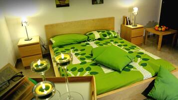 1 camera, una scrivania, culle/letti per bambini (a pagamento)