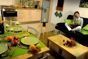 Apartamento, 1 habitación (Rosso) | Zona de estar | Una televisión