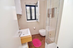 Bruser, hårtørrer, håndklæder