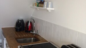 Coffee/tea maker, fridge, microwave, oven