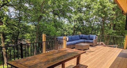 Skyuka Chalet Wooded Retreat | Spa, Pool, Firepit