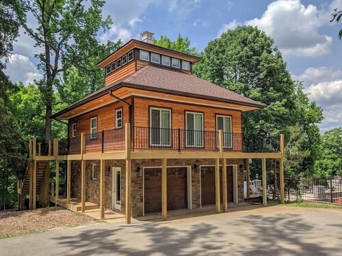 Skyuka Chalet Wooded Retreat | Spa, Pool, Firepit