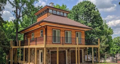 Skyuka Chalet Wooded Retreat | Spa, Pool, Firepit